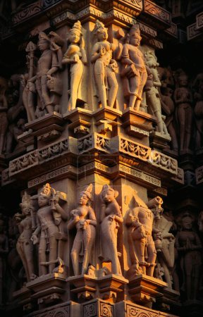 Imágenes en el exterior del templo de Kandariya Mahadeva, Khajuraho, Madhya Pradesh, India