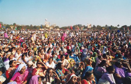 Foto de Audiencia en la reunión pública de Sonia Gandhis en Shivaji Park, Bombay Mumbai, Maharashtra, India - Imagen libre de derechos