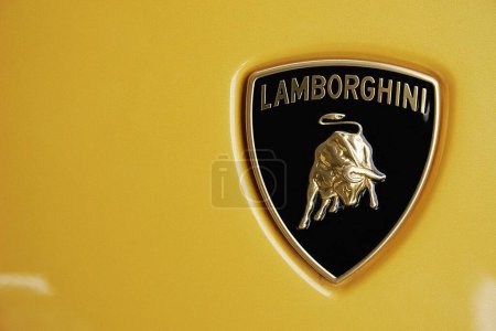 Téléchargez les photos : Emblème de Lamborghini jaune Voiture de sport ; Pune ; Maharashtra ; Inde - en image libre de droit