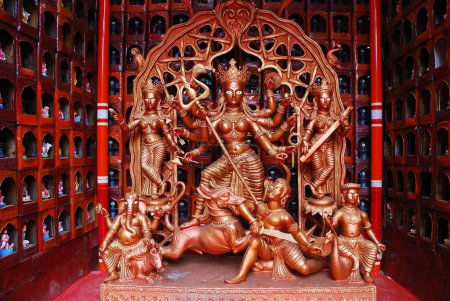 Téléchargez les photos : Modèle en argile de Durga tuant le démon mahishasura avec des statues de kartikeya ganesha et lakshmi saraswati sur Durga puja - en image libre de droit