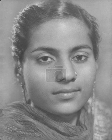 Foto de Viejo vintage estudio retrato blanco y negro principios de 1900 plata gelatina tonificada impresión india mujer India - Imagen libre de derechos
