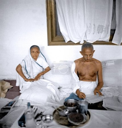 Téléchargez les photos : Kasturba Gandhi et Mahatma Gandhi à Abottabad, Pakistan, 8 novembre 1938 - en image libre de droit