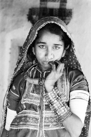 Téléchargez les photos : Femme, village de Ludia dans le district de Kutch, Gujarat, Inde - en image libre de droit
