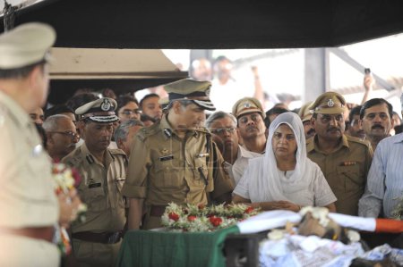 Foto de Oficial de IPS Hasan Gafoor y A.N. Roy en el funeral del Jefe de Escuadrón Antiterrorista Hemant Karkare asesinado por ataque terrorista en Bombay Mumbai, Maharashtra, India 26-noviembre-2008 - Imagen libre de derechos