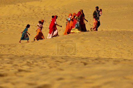 Foto de Caminata familiar en el desierto de Thar, Sam Sand Dunes, Jaisalmer, Rajastán, India - Imagen libre de derechos