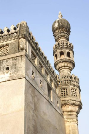 Foto de Antiguo Masjid en la colina con minaretes de arquitecturas magnate dentro del fuerte de Golconda;; Andhra Pradesh; India - Imagen libre de derechos