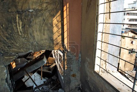 Téléchargez les photos : Murs fissurés du centre communautaire juif de la maison nariman par des terroristes moudjahidines du deccan attentat à Bombay Mumbai, Maharashtra, Inde 17-février-2009 - en image libre de droit