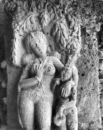 Téléchargez les photos : Sculpture en pierre dans les grottes Ajanta ; Aurangabad ; Maharashtra ; Inde Années 1940 - en image libre de droit