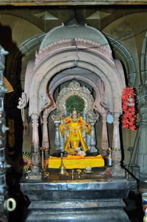 Téléchargez les photos : Idole du Seigneur Vishnu dans le temple hindou autel au phaltan, satara, Maharashtra, Inde, Asie - en image libre de droit