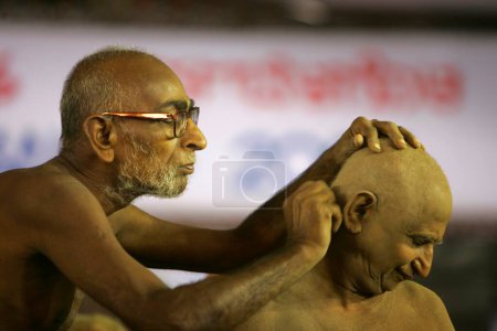 Téléchargez les photos : Sadhu nu rasant les cheveux de la personne qui prend Deeksha, cérémonie d'initiation pour devenir moine au festival Mahamasthakabhisheka Jain, Shravanabelagola, district de Hassan, État du Karnataka, Inde - en image libre de droit