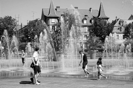 Foto de Niños jugando fuente de agua, Plaza RAPP, Colmar, Haut Rhin, Grand Est, Francia, Europa - Imagen libre de derechos