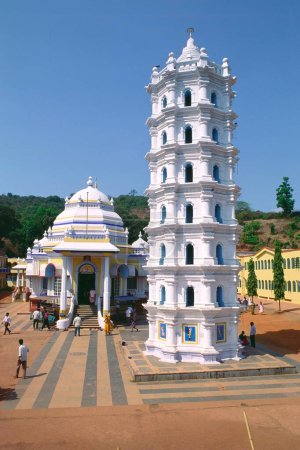 Téléchargez les photos : Temple Shri Mangeshi ou Mangesh et deepstambh, Ponda, Goa, Inde - en image libre de droit