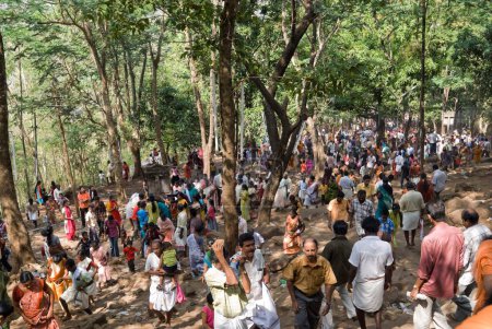 Téléchargez les photos : Pèlerins escalade colline allant à l'église Kurussumudi lors du festival annuel Malayattur Kurussumudi Perunal du sanctuaire Saint Thomas, Kerala, Inde - en image libre de droit