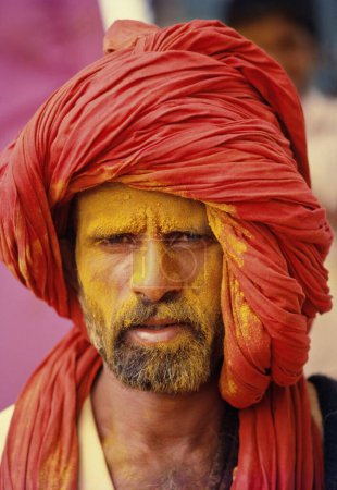 Téléchargez les photos : Khandobas dévot avec visage enduit de poudre de curcuma jaune, Jejuri, Maharashtra, Inde - en image libre de droit