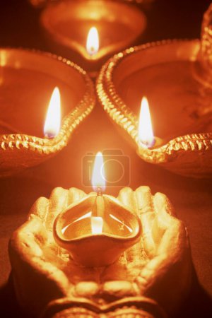 Téléchargez les photos : Lampes à huile éclairage, Festival Diwali deepawali - en image libre de droit
