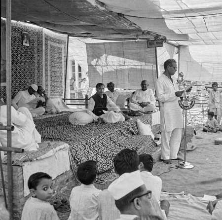 Foto de Viejo vintage 1900 en blanco y negro imagen de la gente de la aldea india panchayat reunión micrófono Dinesh Mandap Service Chalala Amreli Gujarat India 1940 - Imagen libre de derechos