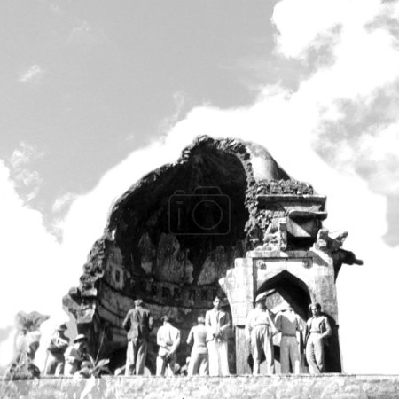 vieja diapositiva de la linterna vintage de la cúpula rota en Bijapur, Karnataka, India, Asia