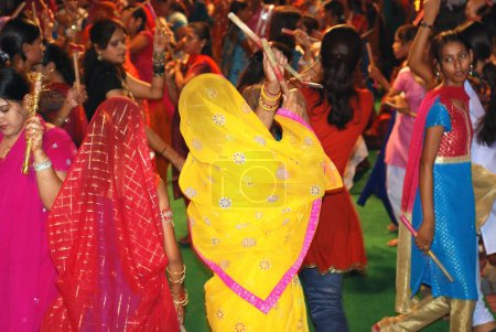 Téléchargez les photos : Femmes interprétant dandiya dans navaratra, Jodhpur, Rajasthan, Inde - en image libre de droit