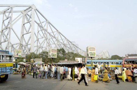 Téléchargez les photos : Howrah Bridge (Rabindra Setu) miracle de l'ingénierie ; énorme pont en porte-à-faux et large ; Calcutta maintenant Kolkata ; Bengale occidental ; Inde - en image libre de droit