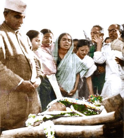 Foto de Mahatma Gandhi associates, Manu Gandhi, Dr. Sushila Nayar, Abha Gandhi, Brijkishan Chandiwalla Pyarelal Nayar weeping, Delhi, India, Asia, January 31, 1948 - Imagen libre de derechos