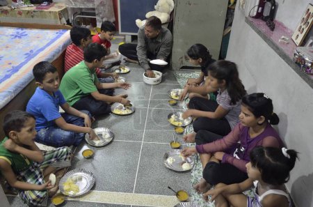 Téléchargez les photos : Les enfants mangent de la nourriture de fête Jodhpur Rajasthan Inde Asie - en image libre de droit