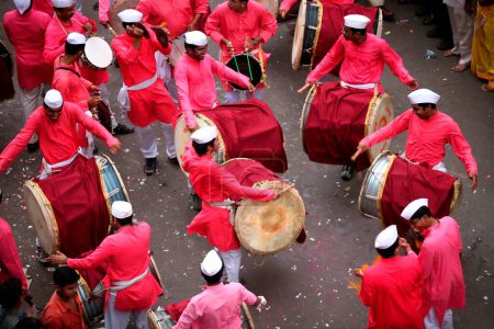 Téléchargez les photos : Groupe de groupes traditionnels jouant de la musique dans les rues pendant la célébration d'immersion de Lord Ganesh, Sangli, Maharashtra, Inde - en image libre de droit