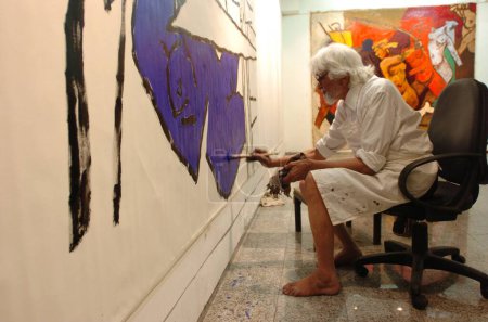 Foto de Pintor M.F. Hussain en el trabajo en la galería de arte Pundole; Bombay Mumbai; Maharashtra; India - Imagen libre de derechos