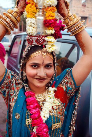 Téléchargez les photos : Rajasthani marwari femmes en tenue traditionnelle et ornements avec lotiyan argent ou kalash à la tête, à l'occasion de Gangaur, Jodhpur, Rajasthan, Inde - en image libre de droit