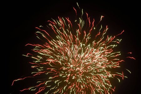 Foto de Fuegos artificiales para el Festival Diwali; Galletas del cielo; Deepavali en Borivali; Mumbai Bombay; Maharashtra; India - Imagen libre de derechos