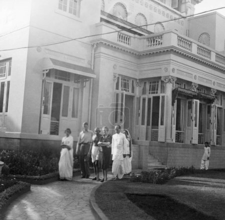 Foto de Rajkumari Amrit Kaur, Mr. Alexander, Mahatma Gandhi, Agatha Harrison y Pyarelal Nayar en Birla House, Mumbai, 1945, India - Imagen libre de derechos