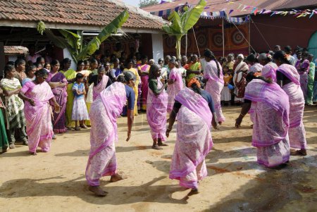 Téléchargez les photos : Femmes dansant et célébrant le festival Pongal (Festival de la récolte) à Coimbatore, Tamil Nadu, Inde - en image libre de droit