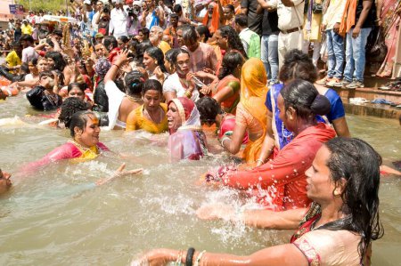 Téléchargez les photos : Baignade transgenre dans la rivière Kshipra, Madhya Pradesh, Inde, Asie - en image libre de droit