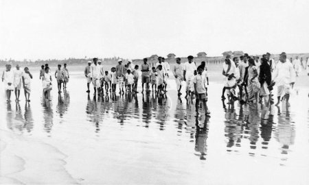 Foto de Mahatma Gandhi, acompañado de muchas personas, caminando por la playa de Juhu, Mumbai, mayo de 1944, India - Imagen libre de derechos