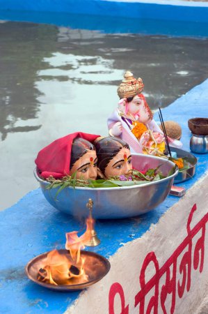 Foto de Ídolos de lord ganesh y gauri mantenidos para inmersión en tanque artificial en pune, Maharashtra, India - Imagen libre de derechos