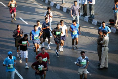 Téléchargez les photos : Homme d'affaires as Anil Ambani Jersey numéro 9999 en course avec les participants lors du marathon de Mumbai organisé à Bombay Mumbai, Maharashtra, Inde - en image libre de droit