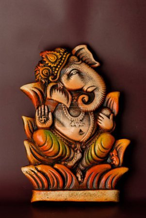 Foto de Ídolo de Ganesha (dios con cabeza de elefante) en un barco hecho en artesanía de terracota; Delhi; India; Asia - Imagen libre de derechos
