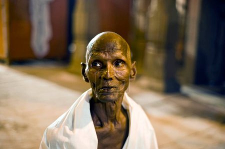 Téléchargez les photos : Chauve tête homme manikarnika ghat varanasi uttar pradesh - en image libre de droit