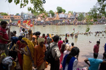 Téléchargez les photos : Pèlerins plongeant dans la rivière Kshipra, ujjain, madhya pradesh, Inde, Asie - en image libre de droit