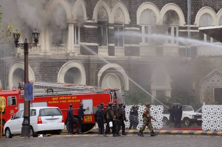 Foto de Brigada de bomberos tratando de extinguir el fuego en el ala antigua del hotel Taj Mahal; después del ataque terrorista de Deccan Mujahedeen el 26 de noviembre de 2008 en Bombay Mumbai; Maharashtra; India - Imagen libre de derechos