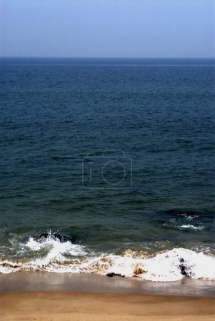 Foto de Ola espumosa, mar y arena del mar Arábigo en la playa de Kunkeshwar, costa sur de Kankan, distrito de Sindhudurg, Maharashtra - Imagen libre de derechos