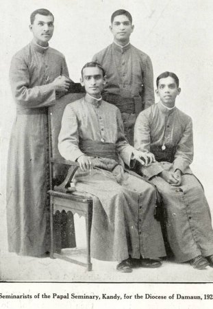 Foto de Comunidad católica Seminaristas del Seminario Pontificio, Kandy, para la Diócesis de Damuan 1925, India - Imagen libre de derechos
