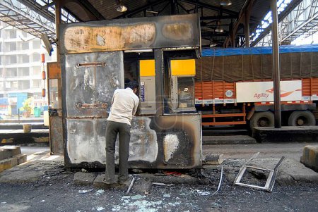 Téléchargez les photos : Des militants de MNS Maharashtra Navnirman Sena incendient un comptoir au péage naka à Mulund, Bombay Mumbai, Maharashtra, Inde - en image libre de droit