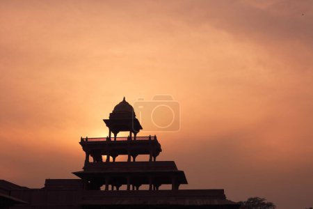 Téléchargez les photos : Coucher de soleil au Panch Mahal à Fatehpur Sikri construit pendant la seconde moitié du XVIe siècle en grès rouge, capitale de l'empire moghol, Agra, Uttar Pradesh, Inde Patrimoine mondial de l'UNESCO - en image libre de droit