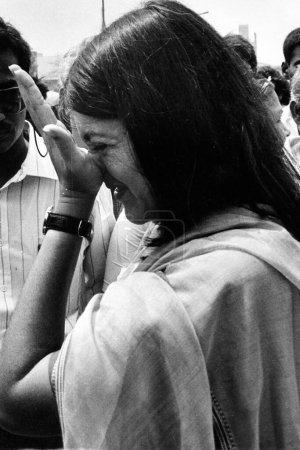Foto de Maneka Sanjay Gandhi frotándose la nariz, India, Asia, 1970 - Imagen libre de derechos