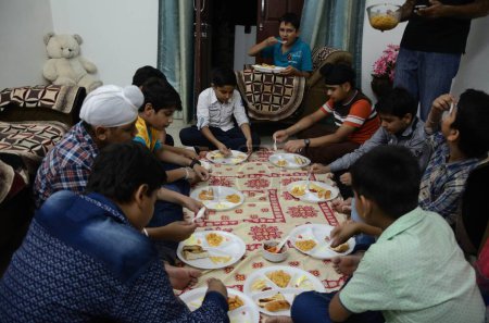Téléchargez les photos : Les enfants mangent de la nourriture dans la fête d'anniversaire, jodhpur, rajasthan, Inde, asie - en image libre de droit