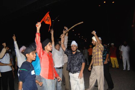 Téléchargez les photos : Manifestation de la communauté sikhe contre le licenciement du garde du corps du chef de la dera saccha sauda ram rahim à Mulund à Bombay Mumbai, Maharashtra, Inde - en image libre de droit