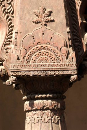 Diseño geométrico y floral tallado en el pilar de madera en la entrada de Vishrambaug Wada segundo palacio de Peshve el rey Maratha; Pune; Maharashtra; India
