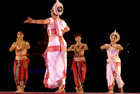 Téléchargez les photos : Odissi dancers perform in traditional ballet staged annually against backdrop of world heritage Sun temple complex in Konarak, Orissa, India - en image libre de droit