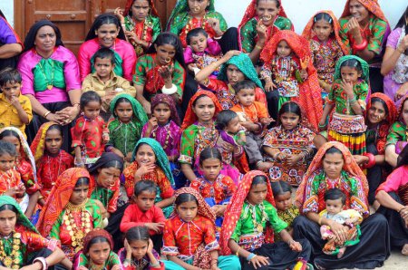 Foto de Mujeres rurales reunidas, Mindiyada cerca de Anjaar, Kutch, Gujarat, India - Imagen libre de derechos