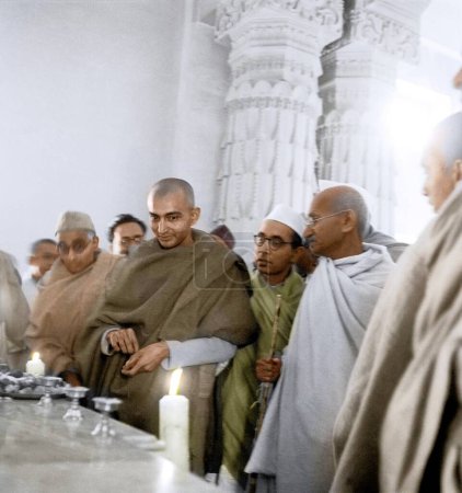 Téléchargez les photos : Mahatma Gandhi et d'autres visitant le temple Sarnath, Varanasi, Uttar pradesh, Inde, Asie, 21 janvier 1942 - en image libre de droit
